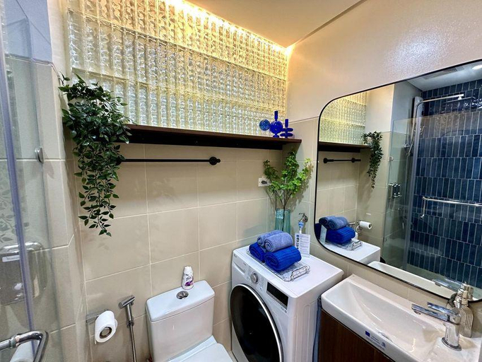 Bathroom, Deluxe Executive End Unit in Downtown Makati, Makati City