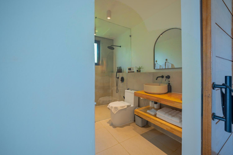 Bathroom 5, Trogon's Perch, San Isidro