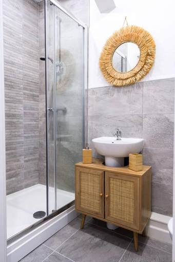 Bathroom 2, Newport Ship s Nook Cozy Hideaway, Newport