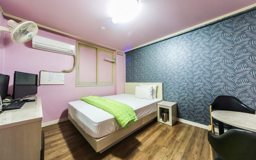 Bedroom 4, Busan Nampodong Chowonpark, Jung
