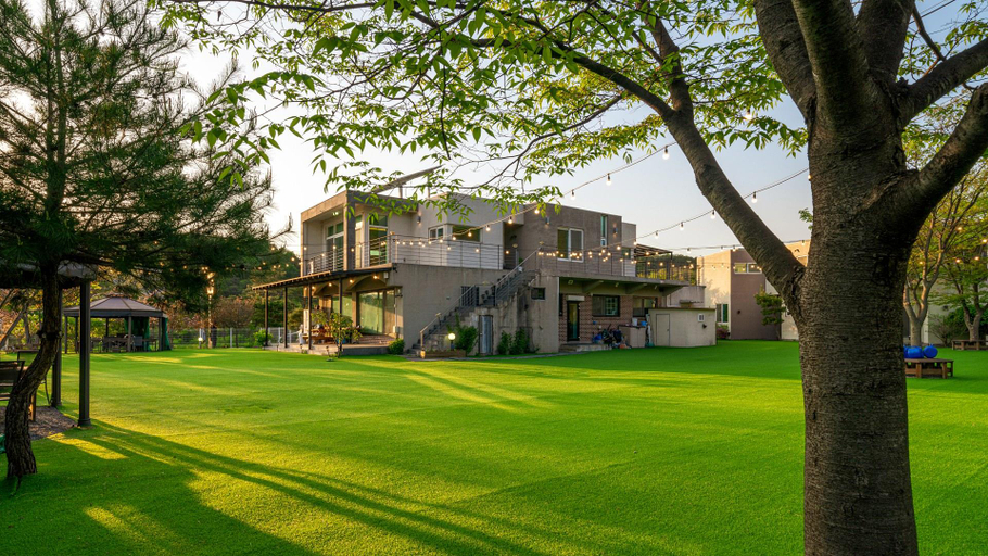 Exterior & Views