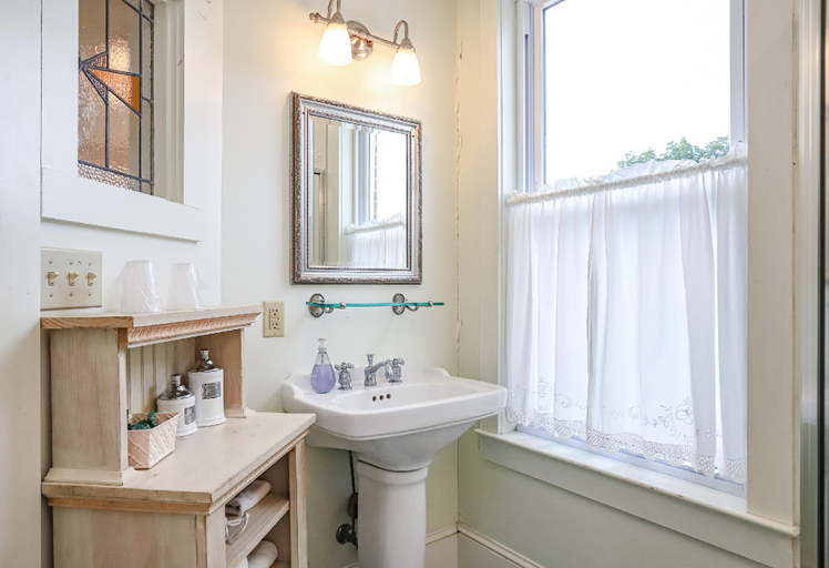 Bathroom 3, The Charlotte Hotel Restaurant, Accomack