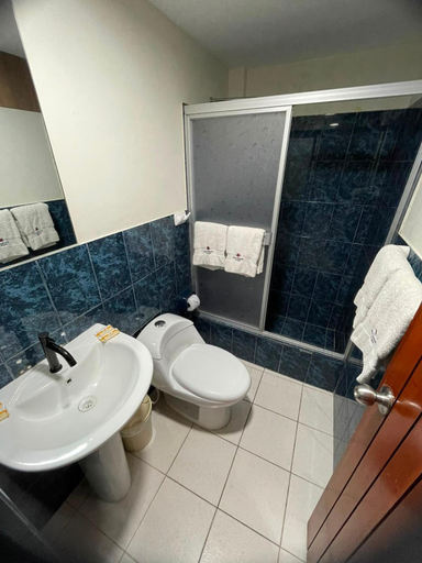 Bathroom, Hotel Alexander, Trujillo