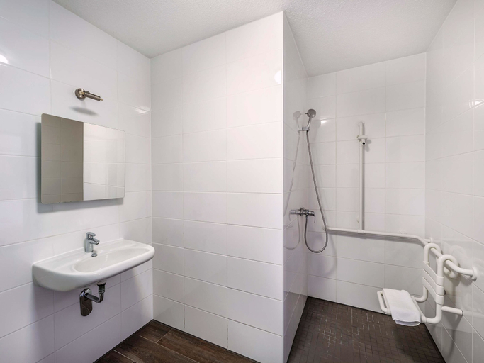 Bathroom 5, B&B Hotel Freiburg-Nord, Freiburg im Breisgau