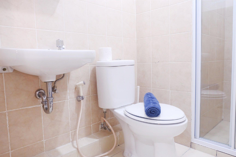Bathroom 3, Cozy Baywalk Apartment At Green Bay, North Jakarta