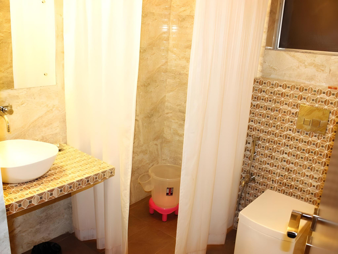 Bathroom, Tiara Calangute Hotel, North Goa