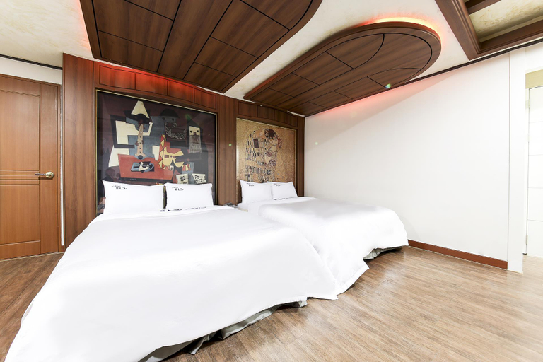 Bedroom 4, Donghae Pig, Donghae