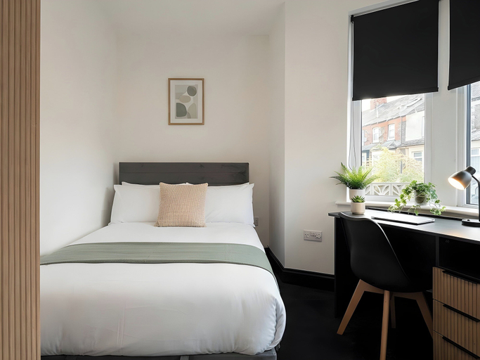 Room 2, House Sleeps 6 With Patio, Cardiff