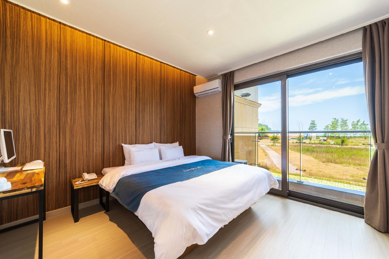 Bedroom 2, Cozy Cove Hotel, Buan