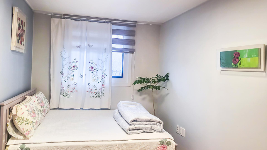 Bedroom 2, Jeonju Dongbaek House, Jeonju