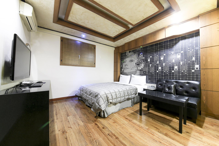 Bedroom 2, Donghae Pig, Donghae