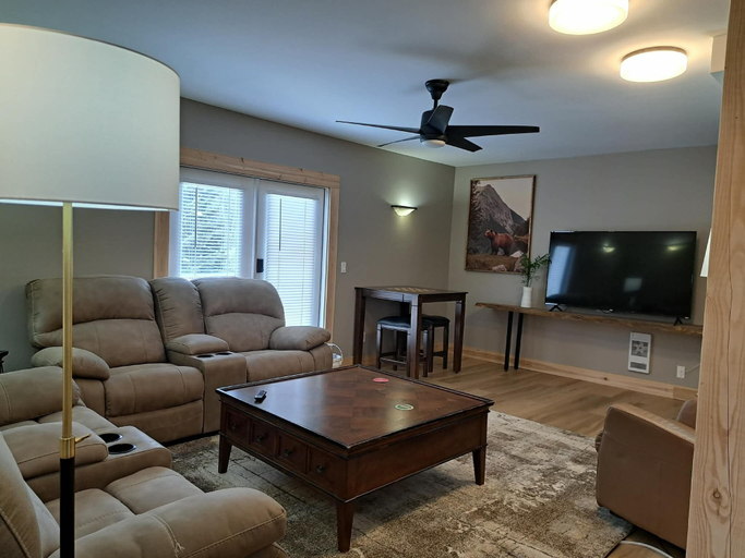 Living area 5, Bralorne Suites & Rooms, Squamish-Lillooet