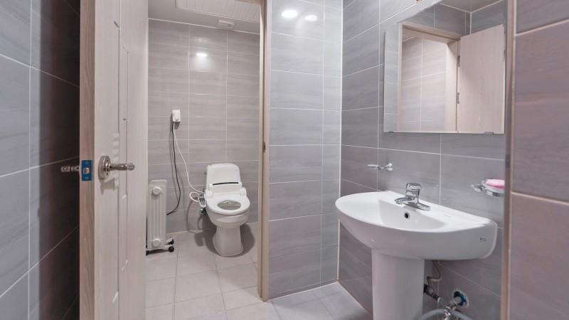 Bathroom 3, Andong Pirate Ship Pension, Andong