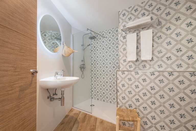 Bathroom 5, Villa Real Club Apartments, Baleares