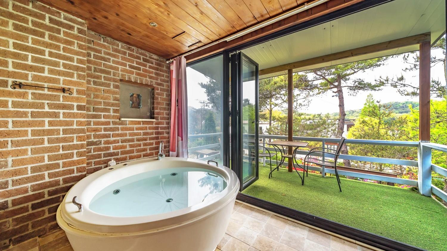 Bathroom 2, Daebudo (Yeonghungdo) Grove Pension, Ongjin