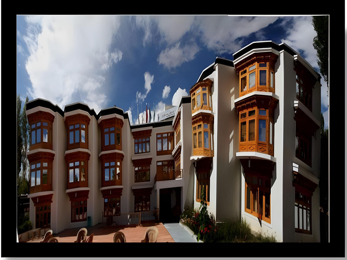 Exterior & Views