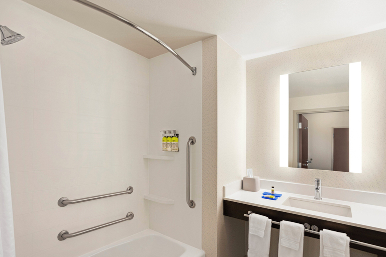 Bathroom 5, Holiday Inn Express & Suites DURANT by IHG, Bryan