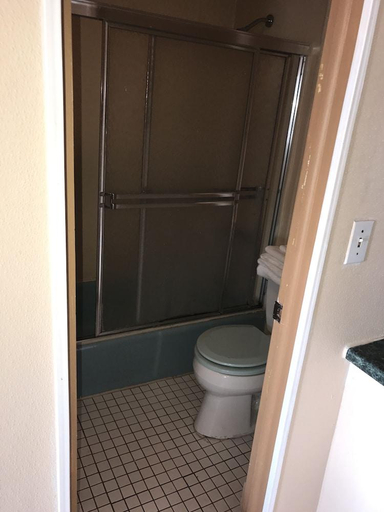 Bathroom 3, La Fontana Motel, Ocean