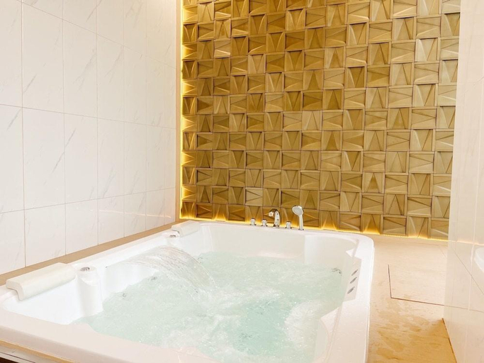Bathroom 3, Sky House BSD Apartments by OkeStay, South Tangerang