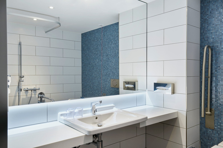 Bathroom 5, Holiday Inn Express BERLIN - ALEXANDERPLATZ by IHG, Berlin