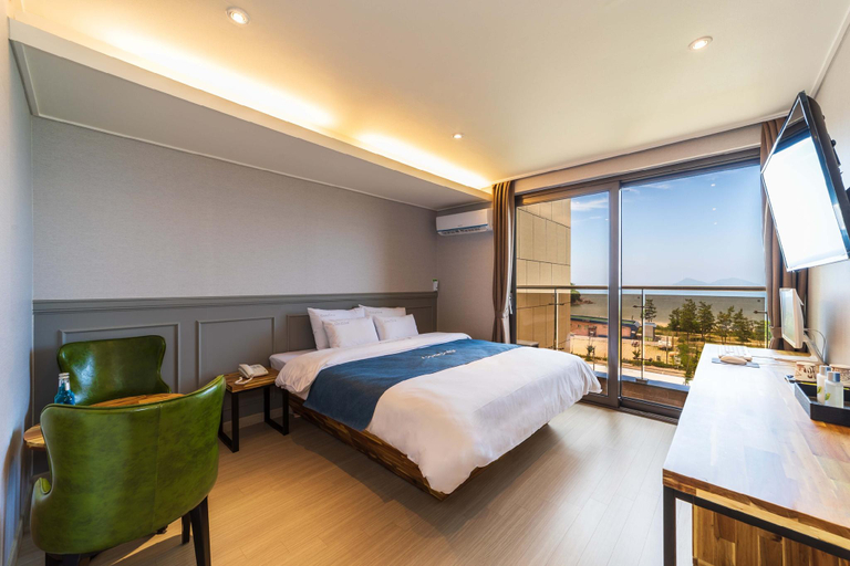Bedroom 5, Cozy Cove Hotel, Buan