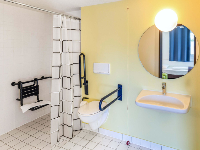 Bathroom 5, B&B Hotel Braunschweig-Nord, Braunschweig