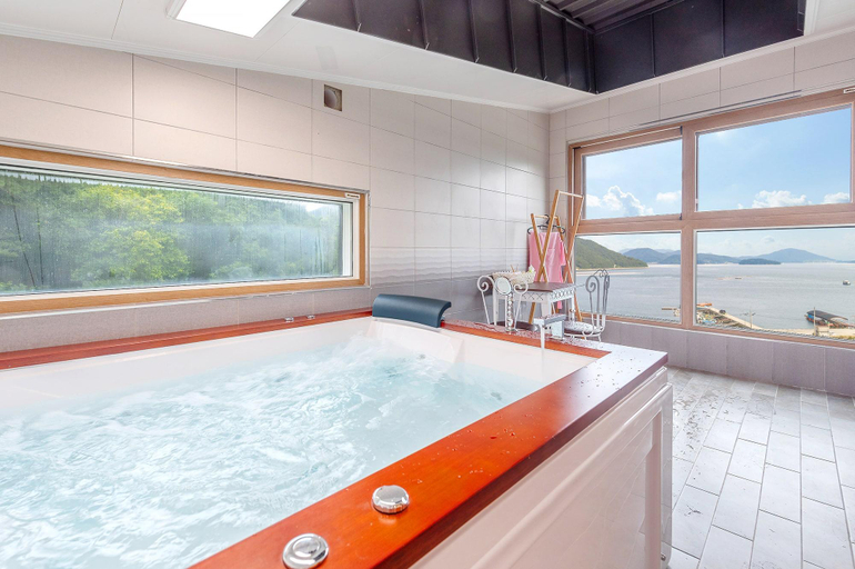 Bathroom, Ajirang, Geoje Island, Geoje
