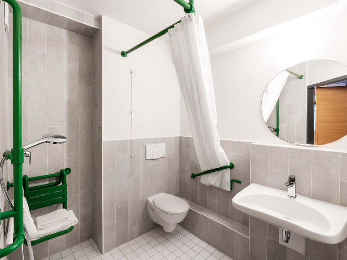 Bathroom 5, B&B Hotel Hannover-Nord, Region Hannover