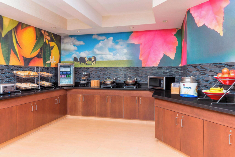 Food & Drinks 5, Fairfield Inn & Suites Kansas City Lee's Summit, Kansas City
