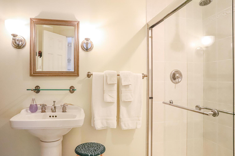 Bathroom 2, The Charlotte Hotel Restaurant, Accomack