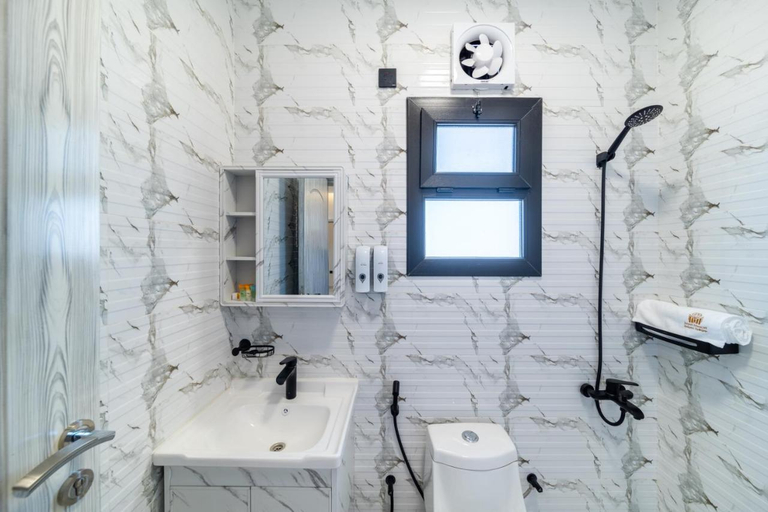Bathroom 4, جوهرة مسقط للشقق الفندقية, Seeb