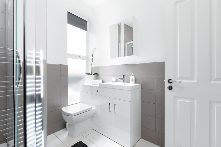 Bathroom 2, Brighton Lanes Lodge, Brighton and Hove