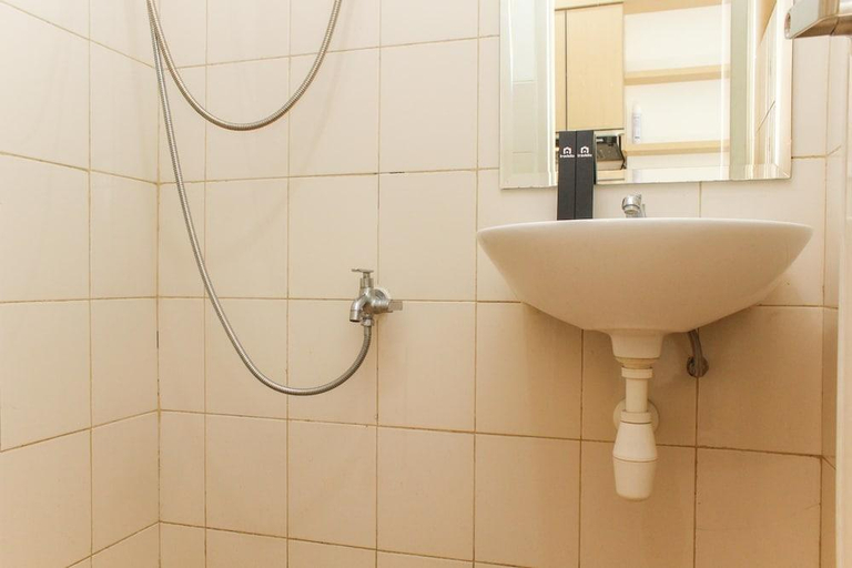 Bathroom 5, Simple and Comfort Studio at Riverview Jababeka Apartment, Cikarang