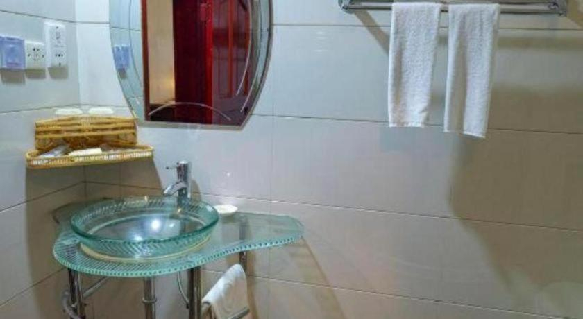 Bathroom, Golden Spring Hotel Lijiang, Lijiang