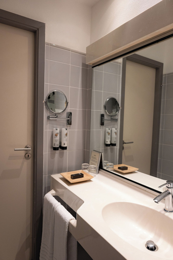 Bathroom 4, New Hotel Charlemagne, Bruxelles