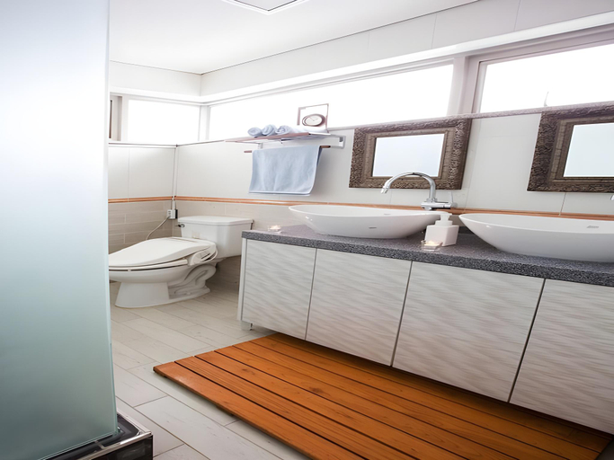 Bathroom 2, Sweet Home Guesthouse, Mapo