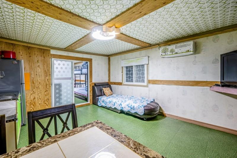 Bedroom 3, Taean Mallipo Miso Caravan, Taean