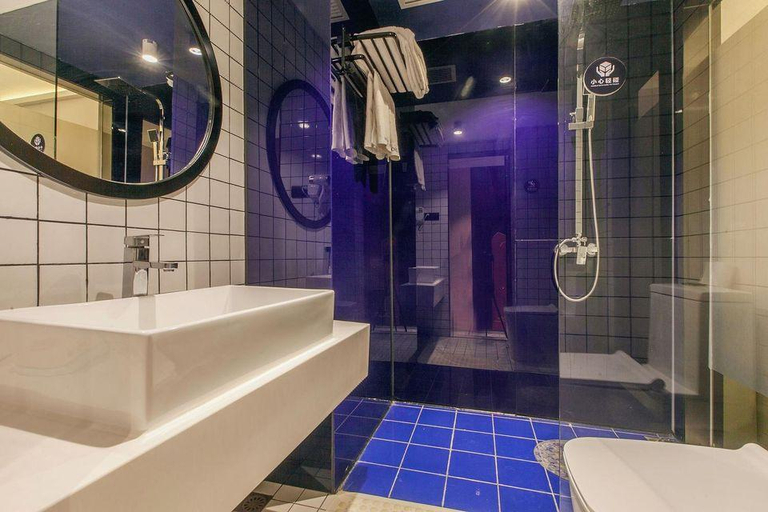 Bathroom, More Night, Wuhan