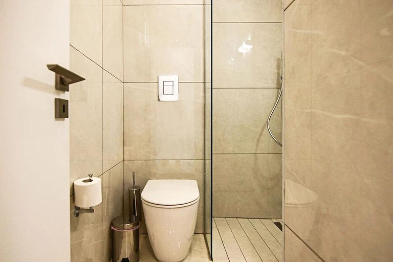 Bathroom 2, Phaedrus Living: Seaside Executive Flat Harbour 101