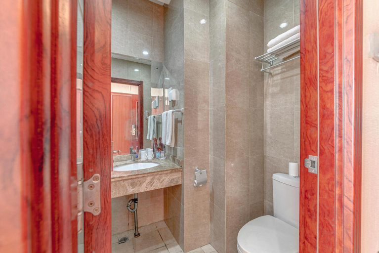 Bathroom 3, Lu Long Grand Hotel, Qinhuangdao