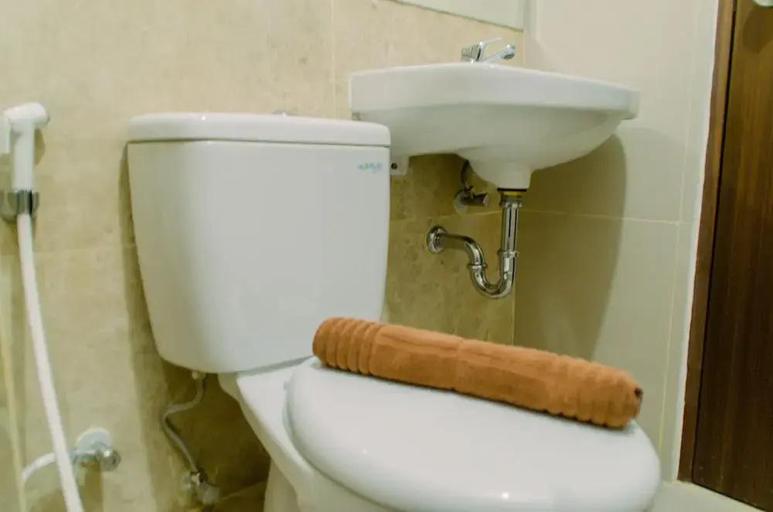 Bathroom 4, Elegant And Comfy 2Br Transpark Bintaro Apartment, South Tangerang
