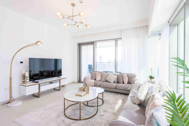 Room 1, Regal 3BR Maid w Burj Khalifa View Balcony, Dubai