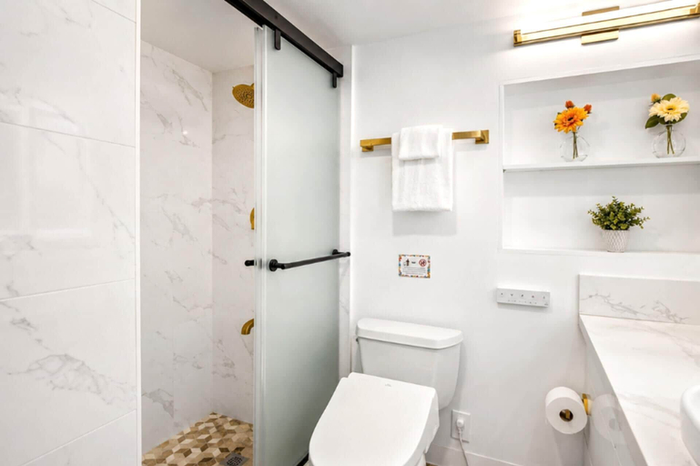 Bathroom 5, Suite, Ocean View, Studio, Honolulu