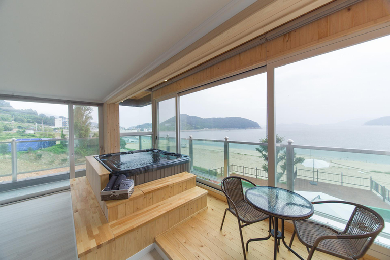 Others 3, Geoje Aranuri Pension, Geoje