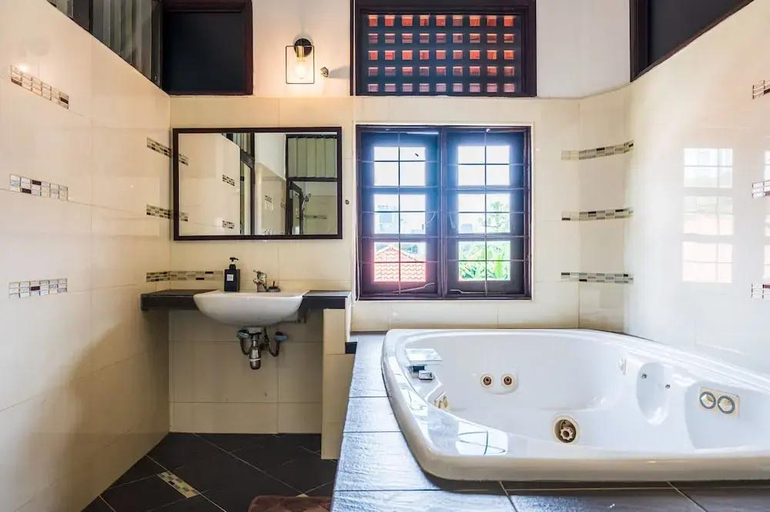 Bathroom 3, 1km to KLCC 6R5B Private Pool Bungalow, Kuala Lumpur