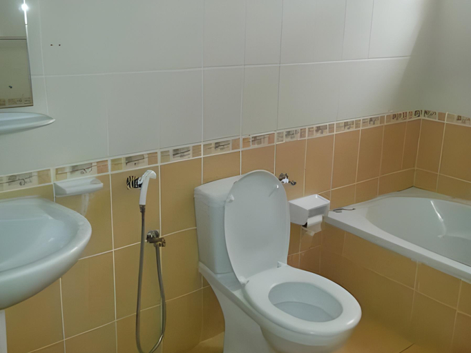 Bathroom, Royal Hotel Apartments, Muscat
