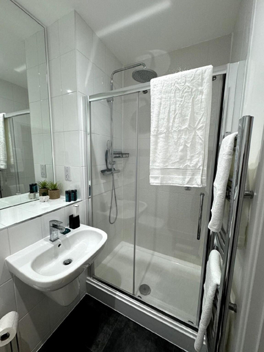 Bathroom 2, Cozy Bracknell Apartment with Modern Amenities, Bracknell Forest