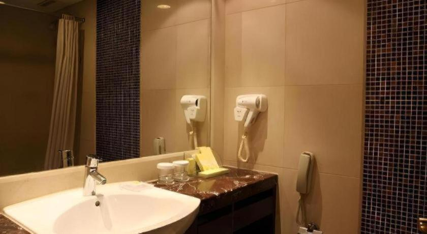 Bathroom 5, Hotel Equatorial Shanghai, Shanghai