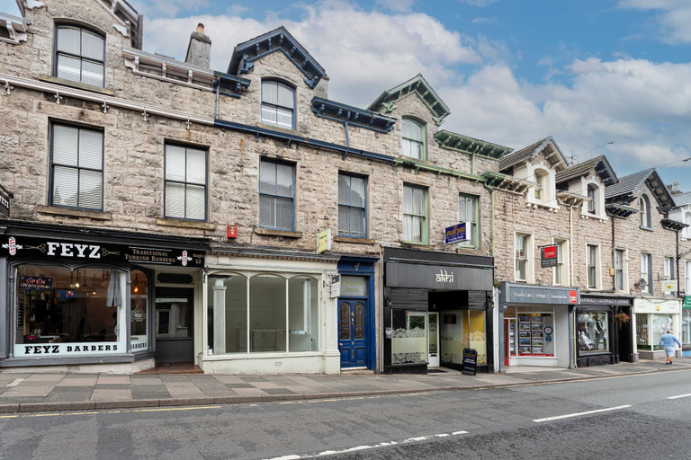 Room 4, Charming 2BR Flat on Grange-over-sands High Street, Cumbria