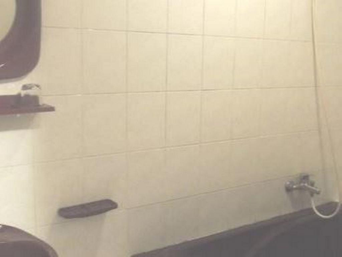 Bathroom 2, Phuong Hoang Hotel, Huế